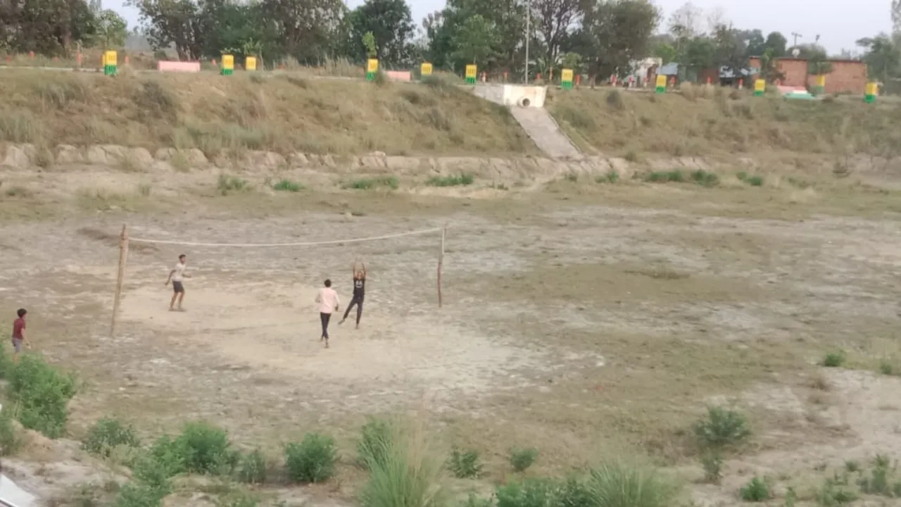 अयोध्या: 63 लाख की लागत से बना अमृत सरोवर सूखा, बच्चों ने बना लिया खेल मैदान