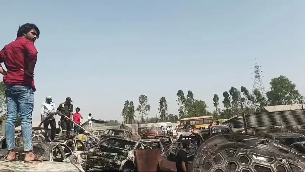 सीतापुर: लीकेज सिलेंडर बदलने से कबाड़ मंडी में लगी थी आग