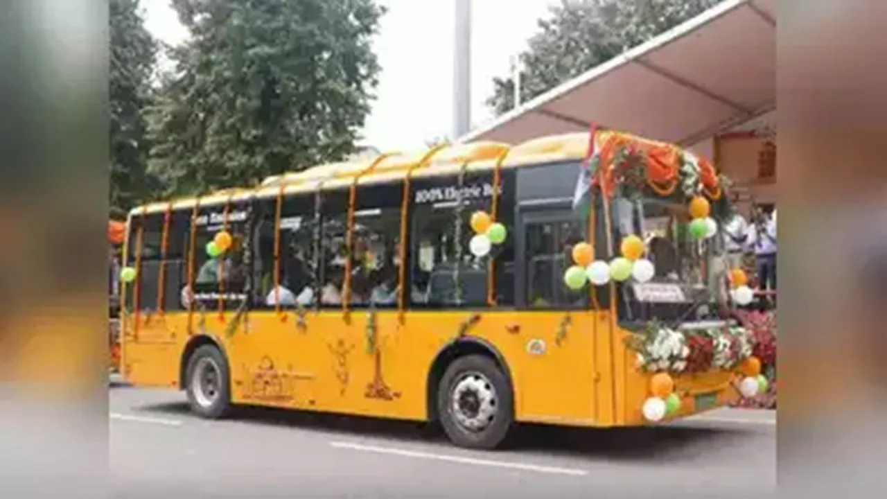 AC ई बसों का लखनऊ के 12 मुख्य मार्गों पर शुरू हुआ संचालन, भीड़ और गर्मी से यात्रियों को मिलेगी राहत