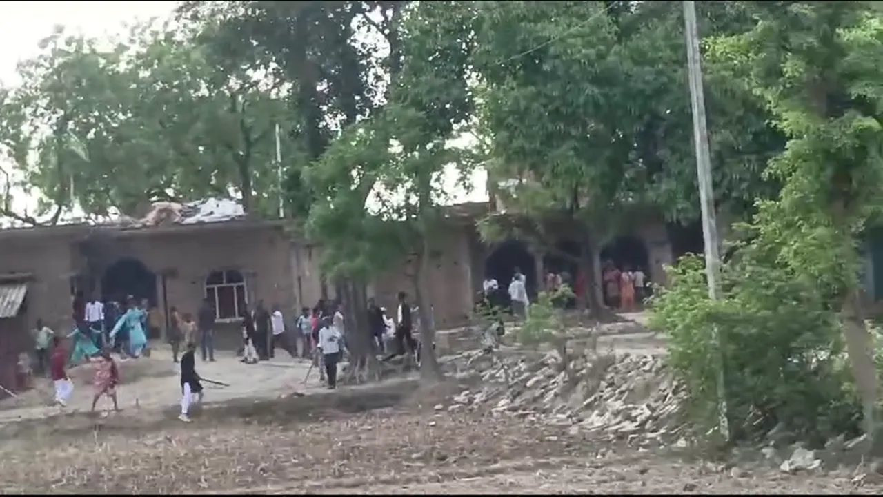अंबेडकरनगर: गुमटी हटाने को लेकर दो समुदायों में चले ईंट-पत्थर, मुकदमा दर्ज