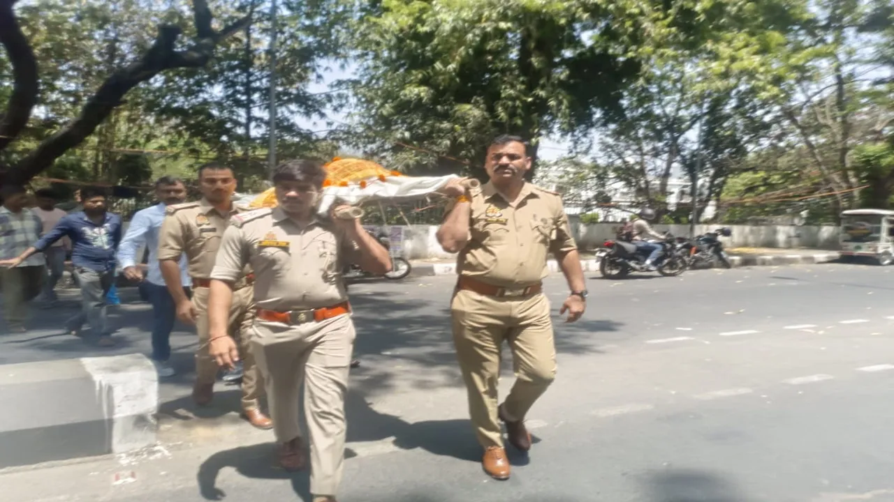लखनऊ: आप चिंता मत करें, अर्थी को हम देंगे कंधा, चाय विक्रेता की अर्थी को पुलिसकर्मियों ने दिया कंधा