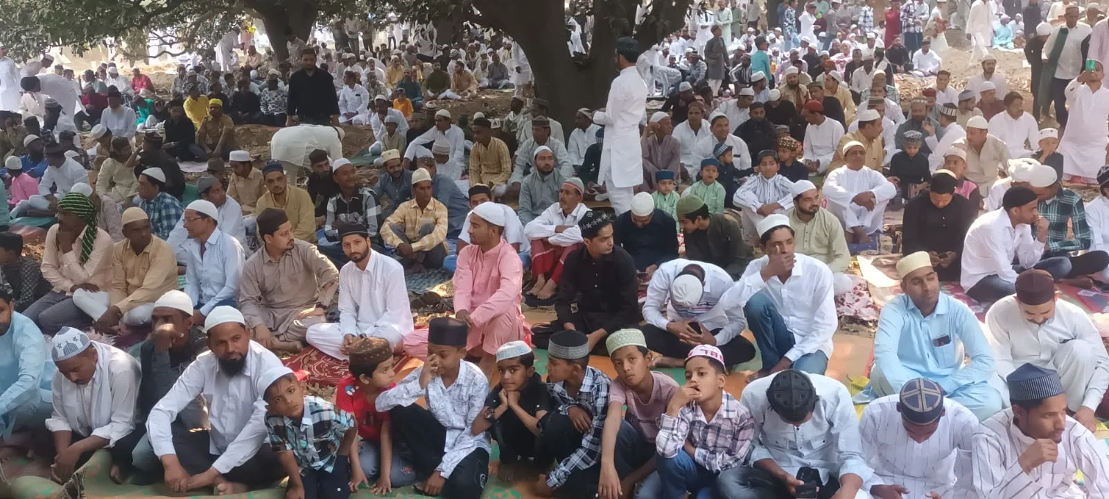 संभल: ईद पर हर तरफ उत्साह, नमाज अदा कर मांगी दुआ...पुलिस रही मुस्तैद