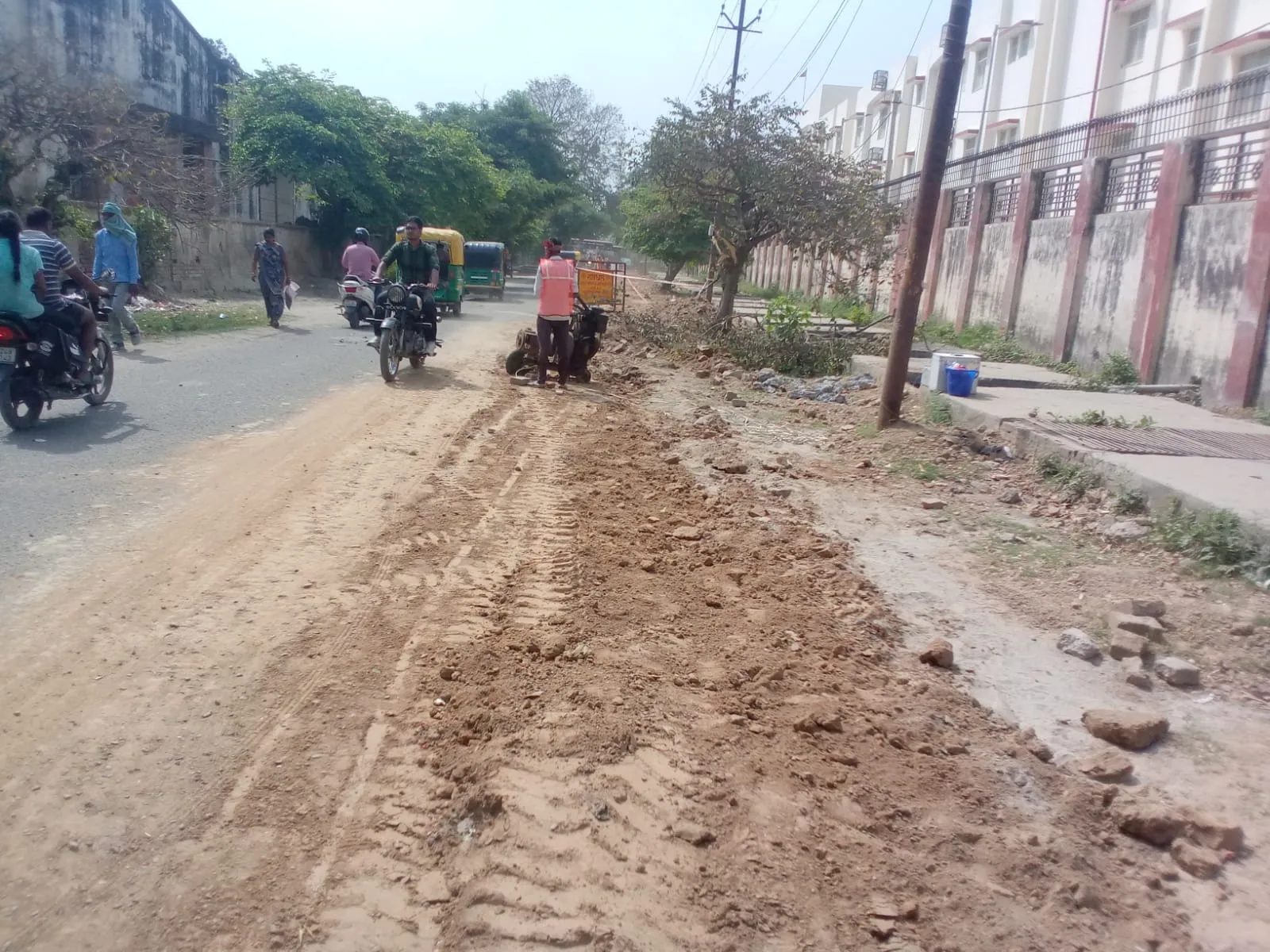 बदायूं: वन विभाग रोड पर खुदाई कर डाला गया पाइप, नाली की बंद