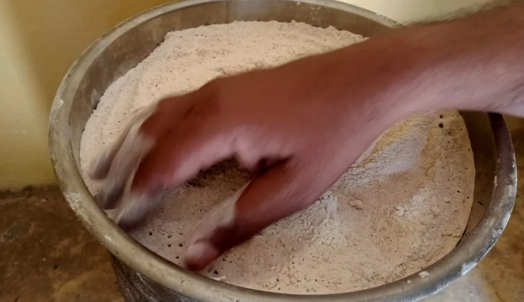 शाहजहांपुर: निरीक्षण में खुली बेसिक स्कूलों की कलई, आटे में मिले कीड़े...कई शिक्षक अनुपस्थित