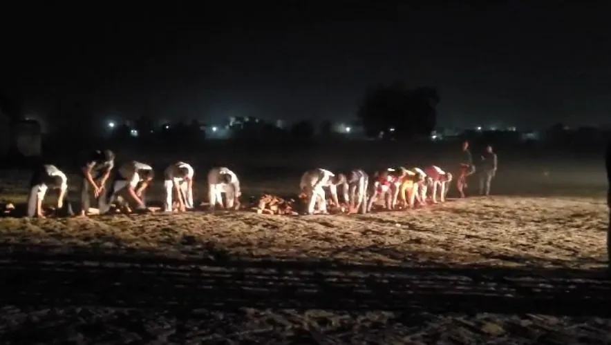 पीलीभीत: सपा नेताओं ने उखाड़ दिया हेलीपैड, भाजपा के उत्तराखंड CM का उड़नखटोला उतारने की लगी थी भनक...वीडियो वायरल 