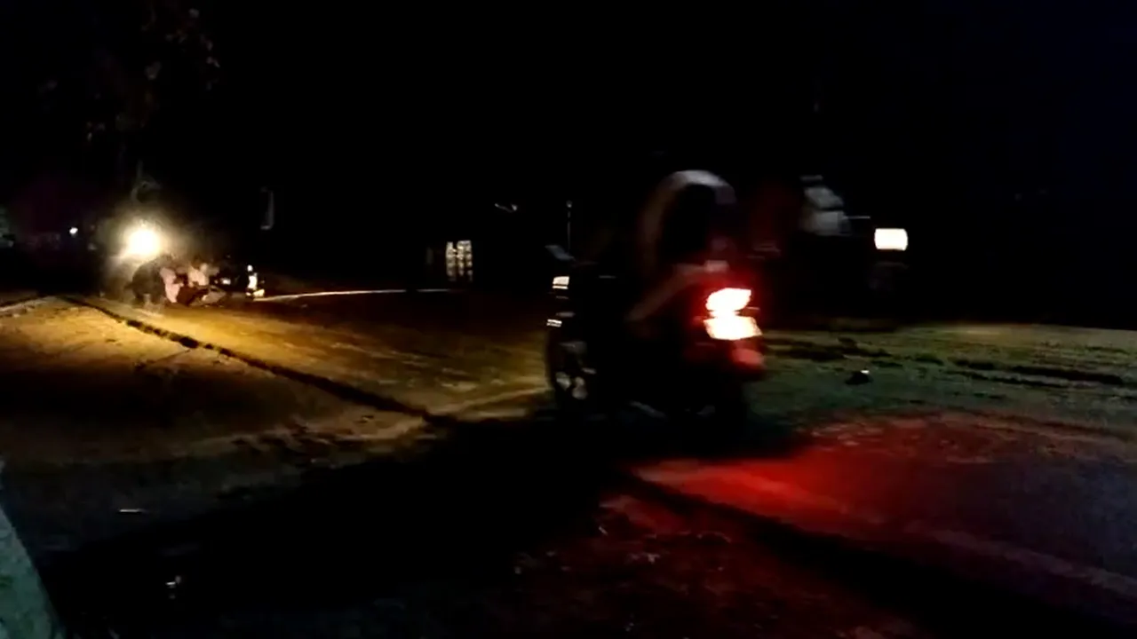 Video: बाराबंकी: सड़क पर गिरे कचरे में फिसल कर एक के बाद एक गिरे कई वाहन, वीडियो वायरल