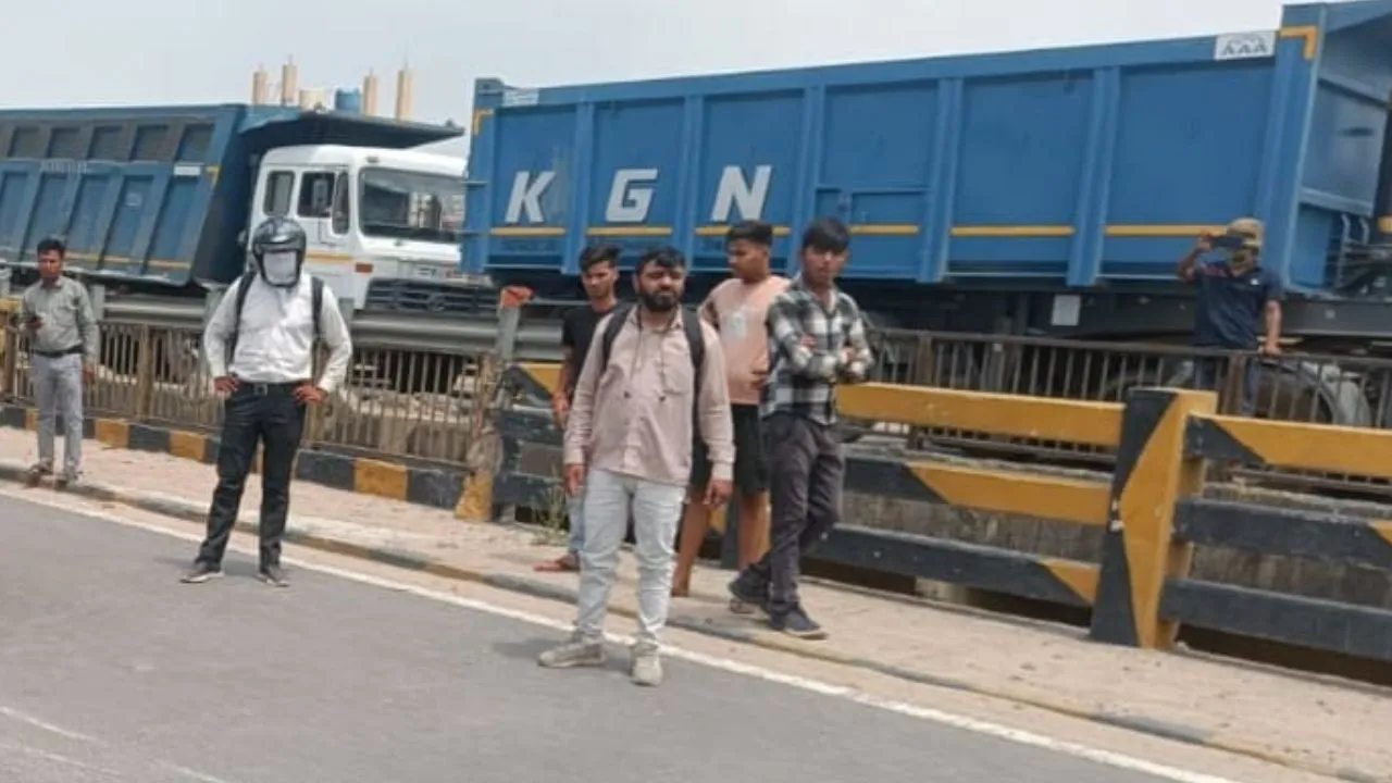 Unnao Accident: वाहन ने हाईवे पर दो युवकों को रौंदा...मौत, एक की नहीं हो सकी पहचान, दूसरे के परिवार वाले रो-रोकर बेहाल