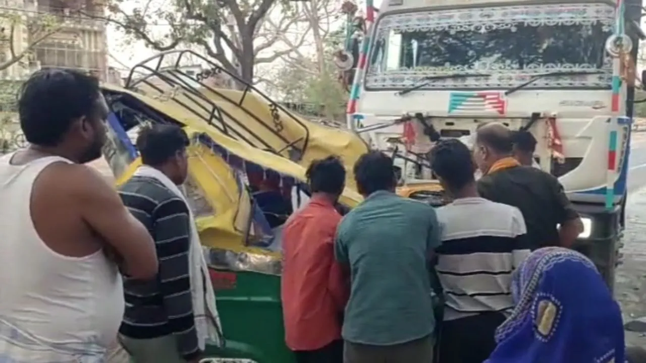 Chitrakoot: ओवरटेक के चक्कर में चली गई पांच श्रद्धालुओं सहित सात की जान...हाईवे पर आटो और ट्रक की भीषण भिड़ंत