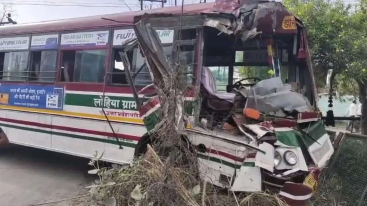 Kanpur Dehat: विद्युत पोल से भिड़ी रोडवेज बस...50 सवारियों को लेकर जा रही थी झांसी, ओवरटेक करने में हुआ हादसा