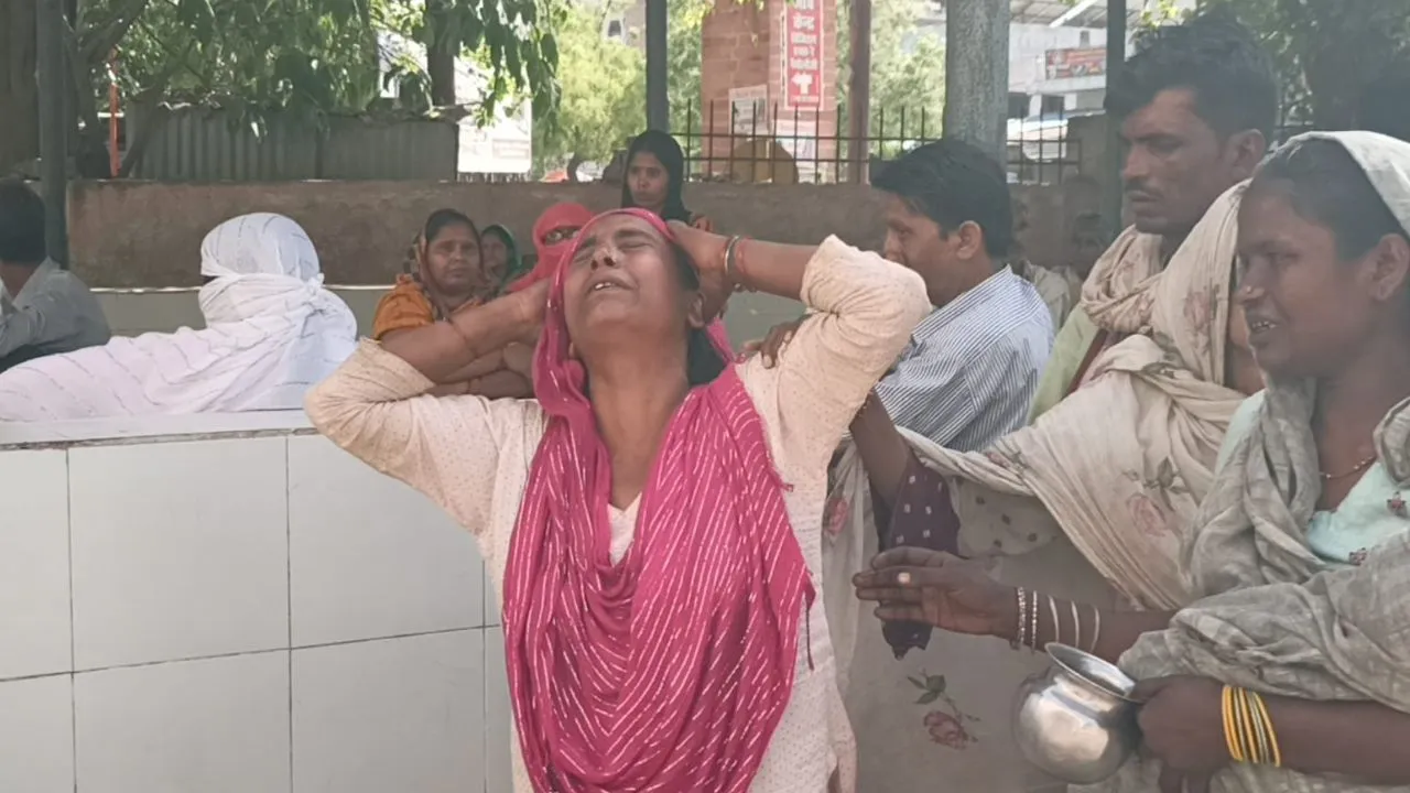 Unnao Crime: पारिवारिक विवाद...दो पक्षों के बीच चले ईंट-पत्थर, दरवाजे पर खड़े होकर देख रहे किशोर को लगा, मौत