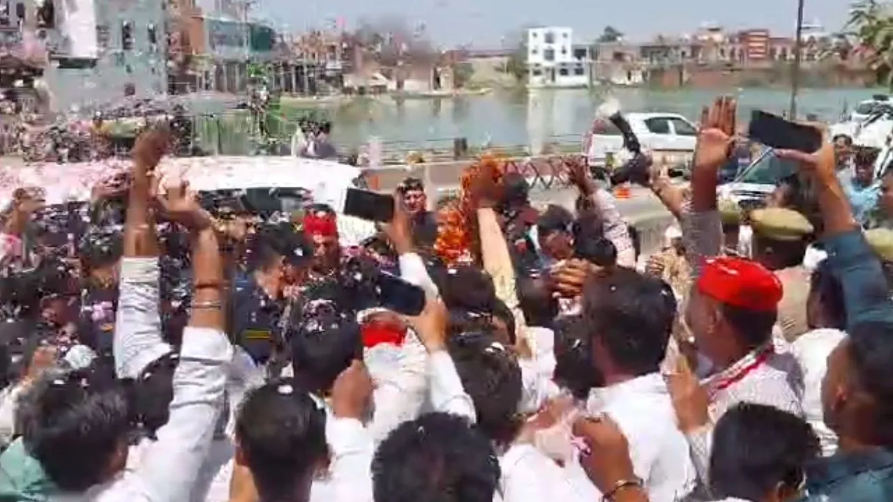 Kannauj: तय समय से डेढ़ घंटे देर से पहुंचे अखिलेश यादव...समर्थकों ने माला पहनाकर किया स्वागत, देखने वालों का उमड़ा हुजूम