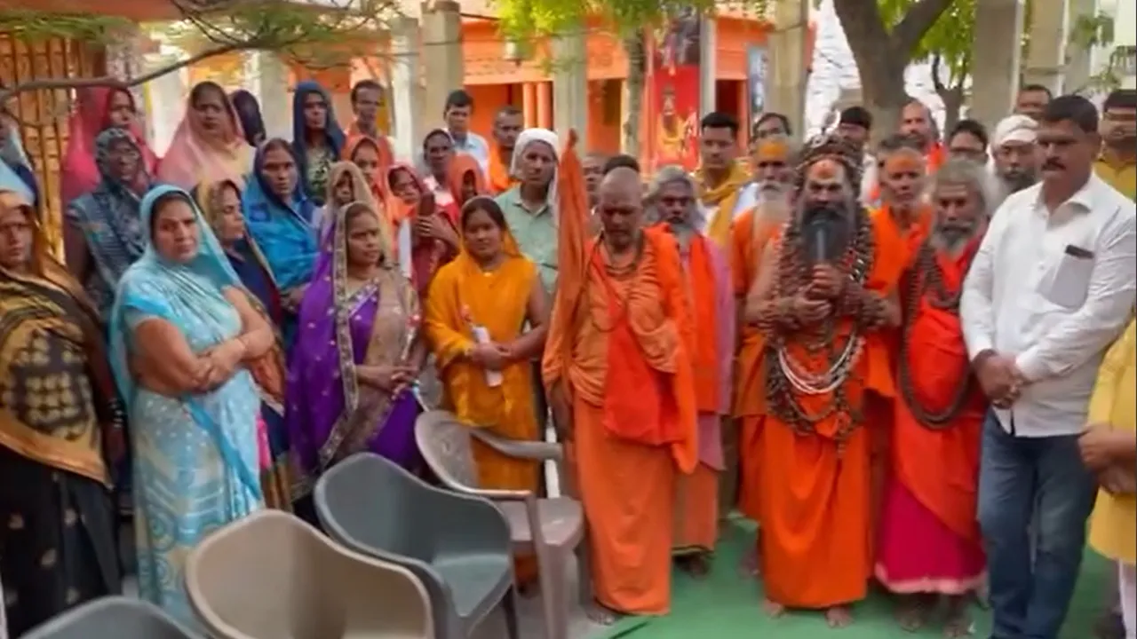अमेठी: भाजपा प्रत्याशी स्मृति ईरानी से अमेठी के साधु संत हुए नाराज, मतदान में सहयोग न देने का लिया संकल्प