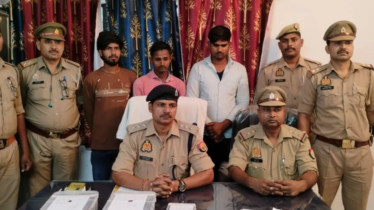 Auraiya News: पुलिस ने चोरी की घटना में वांछित तीन आरोपियों को किया गिरफ्तार...चोरी का माल बरामद