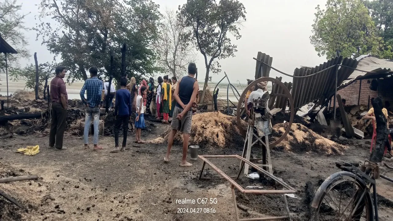 अयोध्या: आग की चपेट में आकर आठ घर जले, शादी समारोह के दौरान हुआ हादसा 