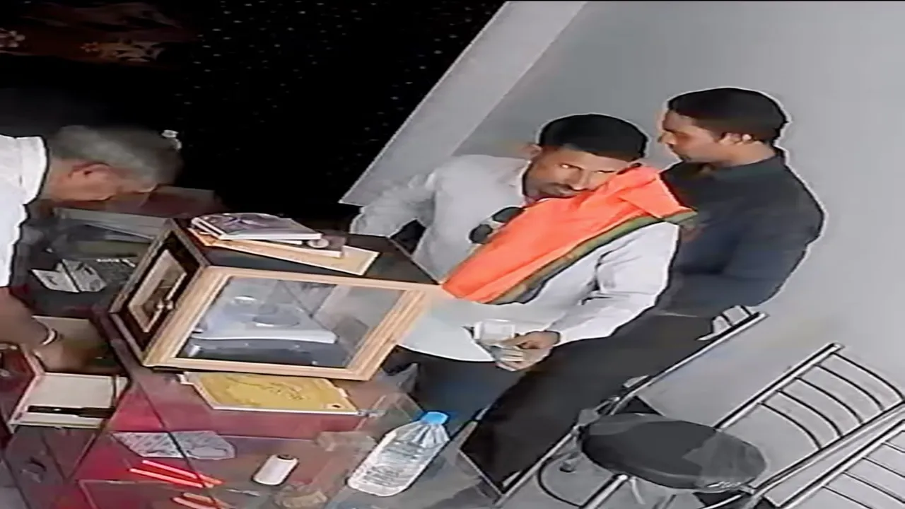अयोध्या: झाला खरीदने आए, सौ ग्राम सोना ले उड़े चोर 
