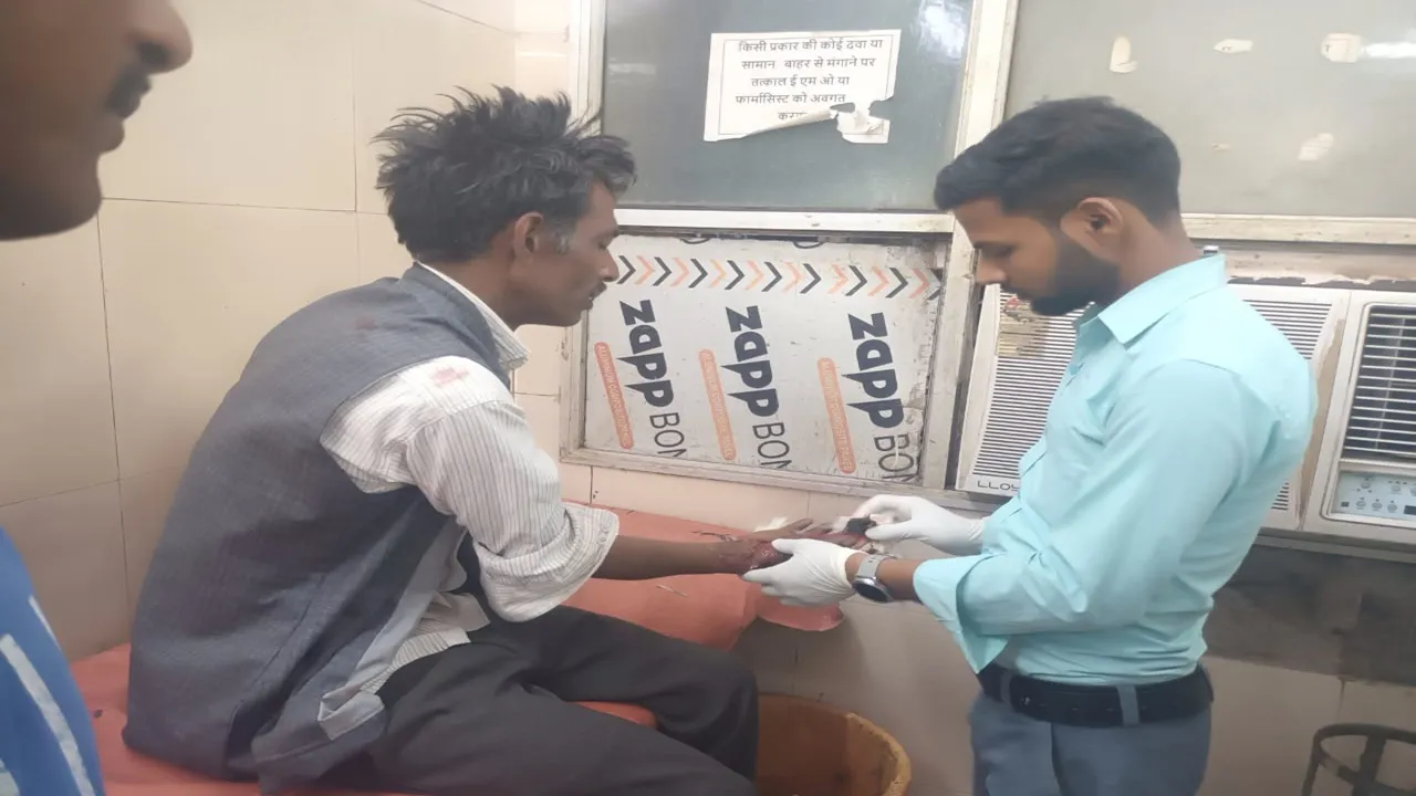 बहराइच: पोते के बरही कार्यक्रम में हाथ में दगा गोला, गंभीर हालत में जिला अस्पताल में भर्ती