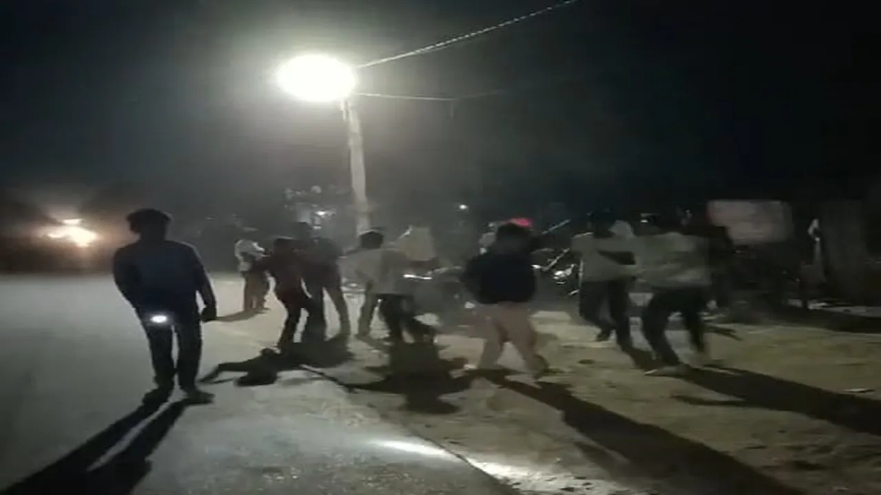 बहराइच: शराब की दुकान के सामने जमकर हुई मारपीट, वीडियो वायरल