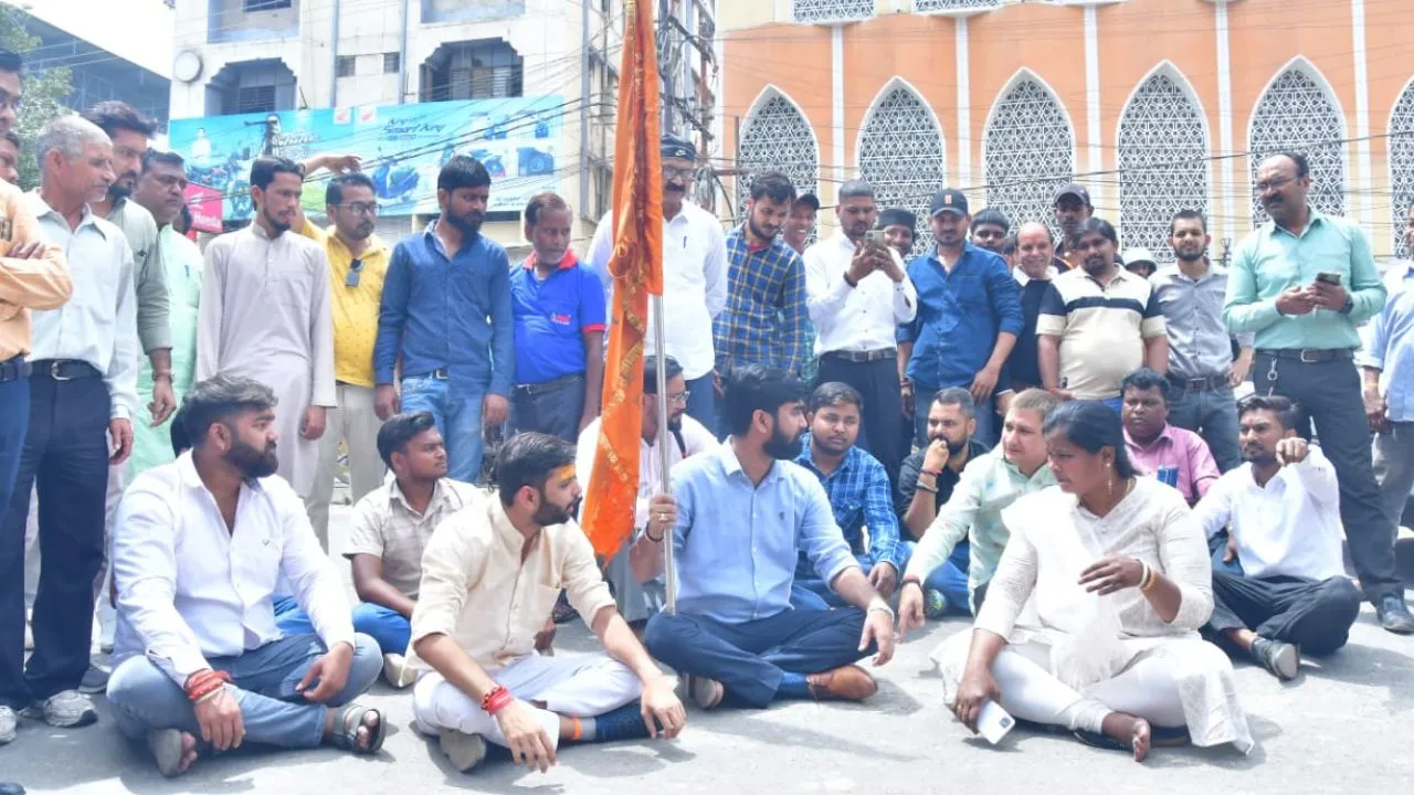 Kanpur: मॉडल शॉप खुलने से नाराज बजरंग दल के कार्यकर्ताओं ने किया धरना प्रदर्शन...लगा लंबा जाम, अधिकारी मौके पर पहुंचे