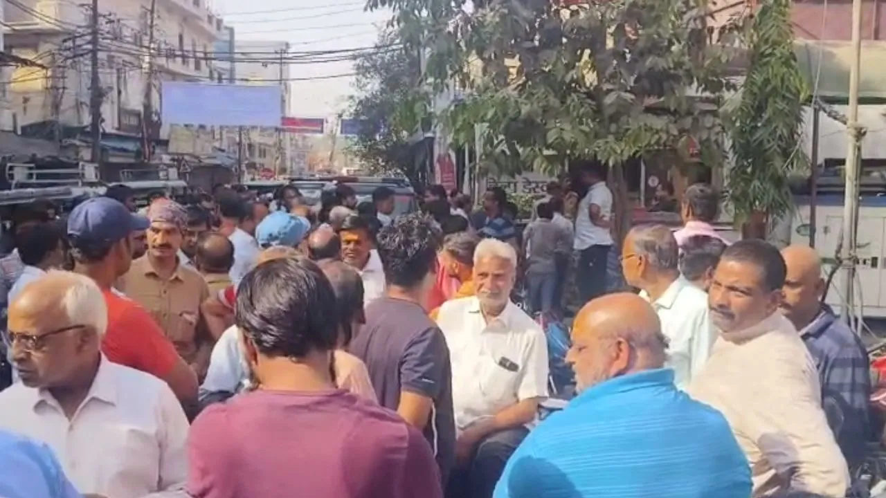 Kanpur: गोकशी की सूचना पर बजरंग दल के कार्यकर्ताओं का हंगामा...मुठभेड़ में 25 हजार के इनामी को लगी गोली, गिरफ्तार 