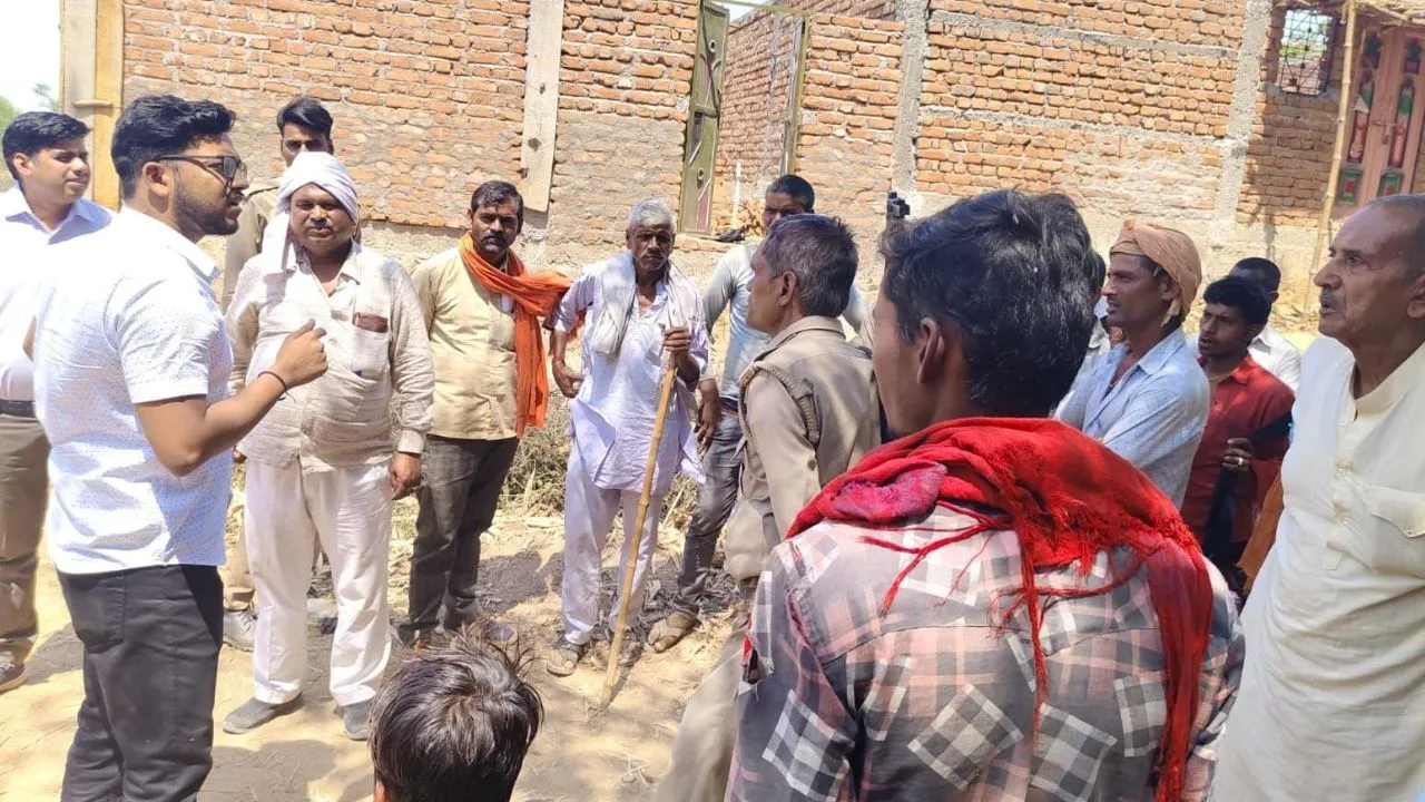 Banda: पुलिस ने ग्राम प्रधान व पूर्व प्रधान के खिलाफ दर्ज की FIR...पीड़ित दबंगई से परेशान होकर दो मासूम के साथ कर रहा पलायन