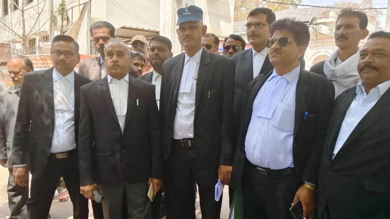Banda News: अधिवक्ता के खिलाफ मुकदमे पर संघ ने प्रदर्शन कर मुकदमा स्पंज करने की मांग की