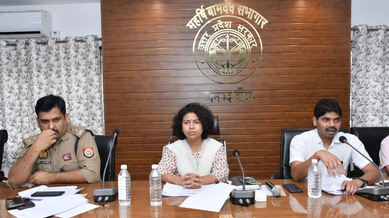 Banda News: जिला निर्वाचन अधिकारी ने लोकसभा चुनाव में की बैठक...दिए ये निर्देश
