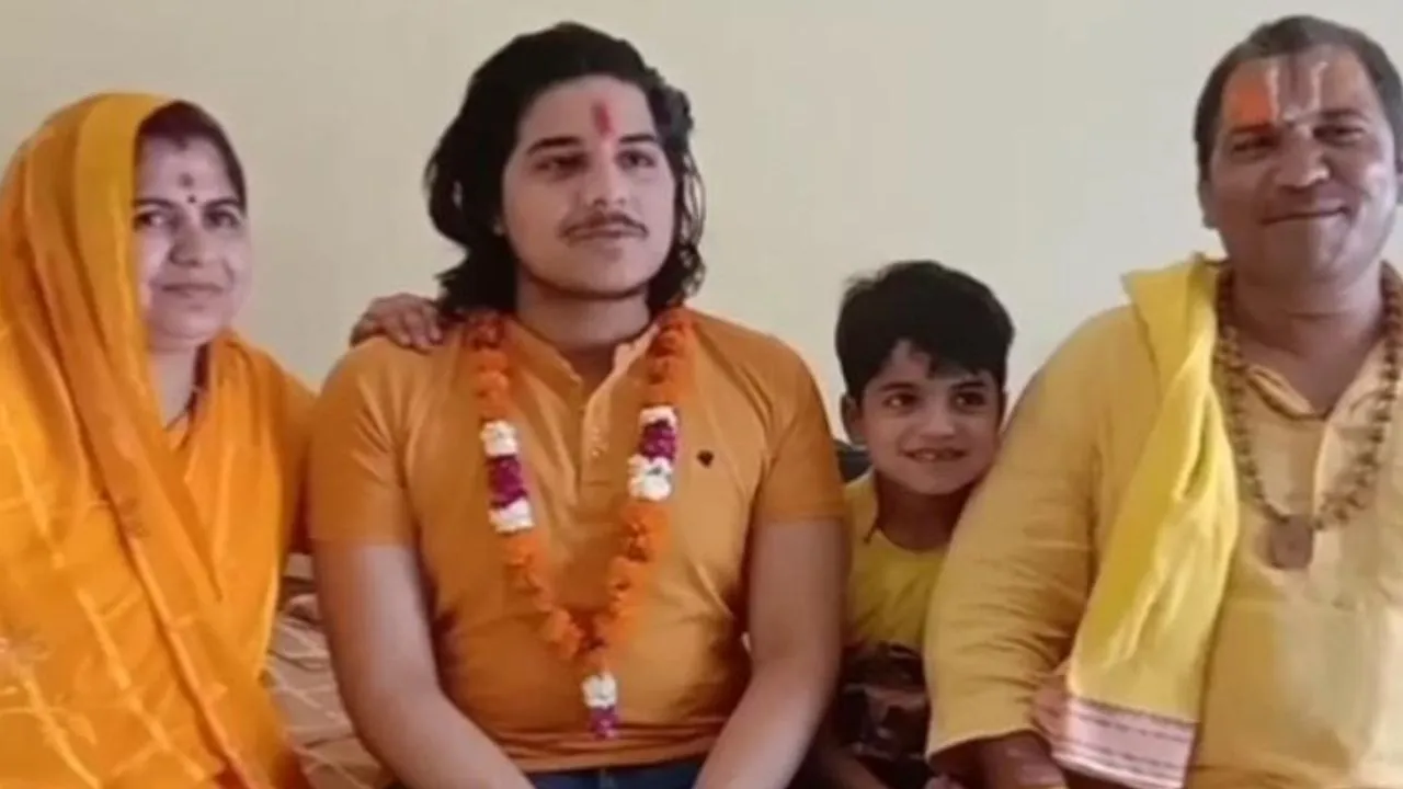 Banda News: पुजारी के बेटे ने बीटेक में पाई 714वीं रैंक...जिले का नाम किया रोशन, माता-पिता खुशी से गदगद