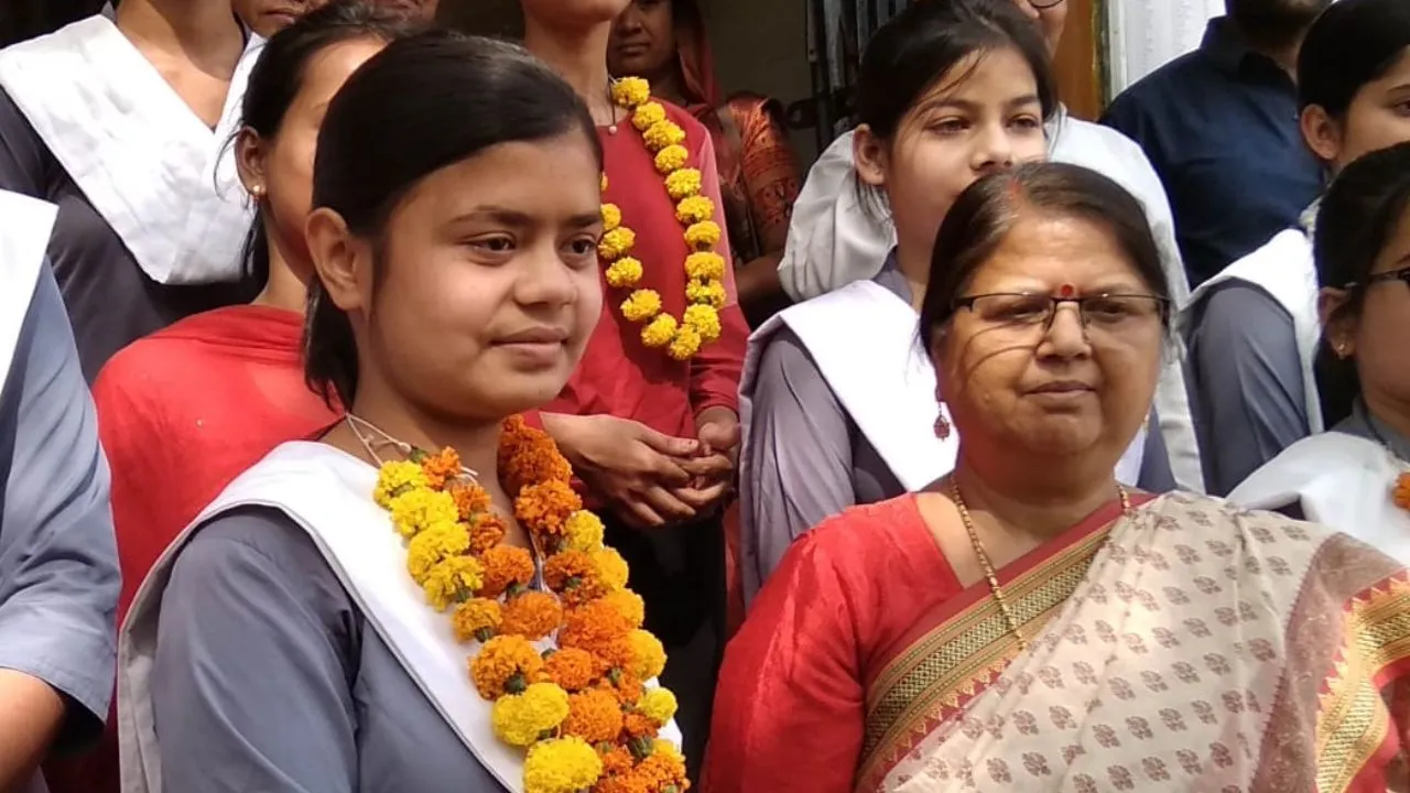 UP Board Result 2024: बांदा में इंटर की सुरभि ने आठवां और अंजलि ने प्रदेश में दसवां स्थान पाया...हाईस्कूल में राधिका ने किया जनपद टॉप