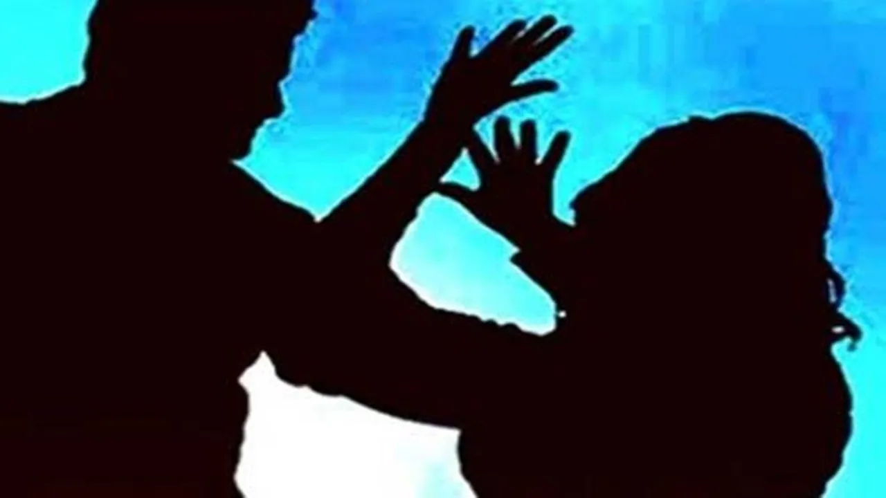 बाराबंकी: मनचले से परेशान युवती ने छोड़ा था घर, वापस आई तो युवक ने फिर की छेड़छाड़ और मारपीट, केस दर्ज कर पुलिस ने शुरू की आरोपी की तलाश