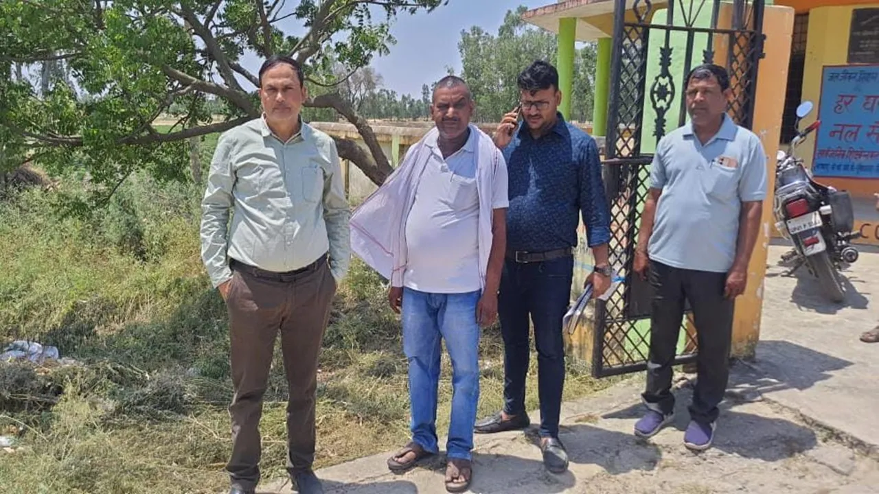 बाराबंकी: BDO ने किया गांवों का निरीक्षण, गायब रहे चार सफाईकर्मी