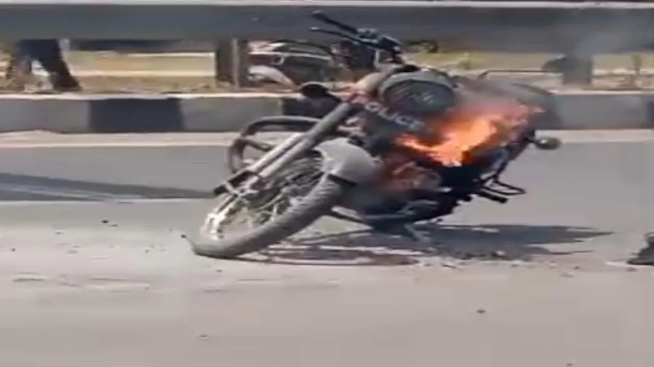 बहराइच: पुलिस की बुलेट में अचानक लगी आग, बाइक सवार ने कूदकर बचाई जान 