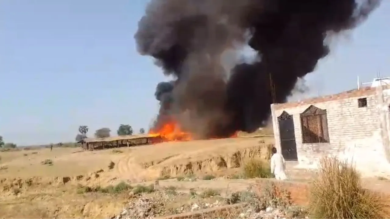 Kanpur में चार जगहों पर लगी आग...दौड़ती रही दमकल की गाड़ी, काेयला नगर चौकी के पीछे खड़ी गाड़ियां धधकी