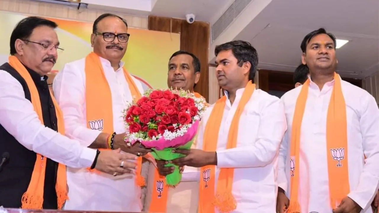 Auraiya: सपा के पूर्व सांसद प्रेमदास कठेरिया ने बदली पाली...बेटे के साथ थामा BJP का दामन, ये भी बीजेपी में हुए शामिल