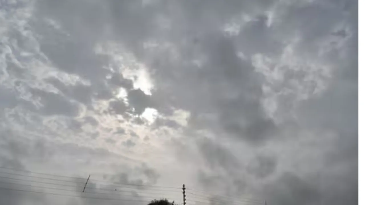 Banda Weather: आसमान में छाये बादलों और हवाओं ने उड़ाई किसानों की नींद...माह भर पहले ओलावृष्टि से तबाह हुईं थी फसलें