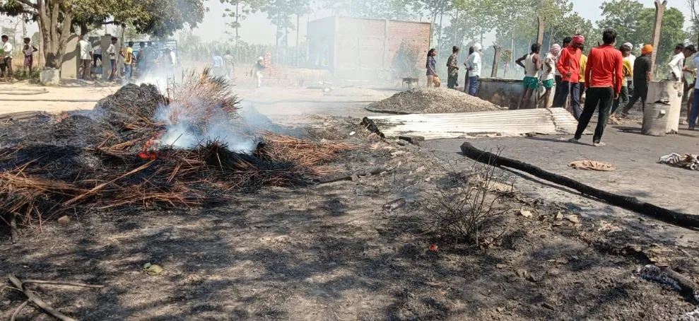 लखीमपुर खीरी: शॉर्ट सर्किट से चखरा में लगी आग, छह घर जलकर खाक 