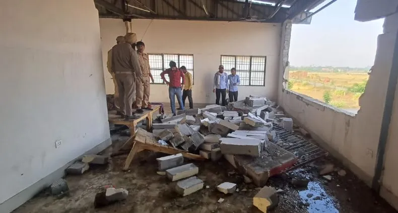 शाहजहांपुर: आंधी में अस्त-व्यस्त हो गया ई-बस का चार्जिंग प्वाइंट, गिर गईं दीवारें...टूट गई बिजली लाइन