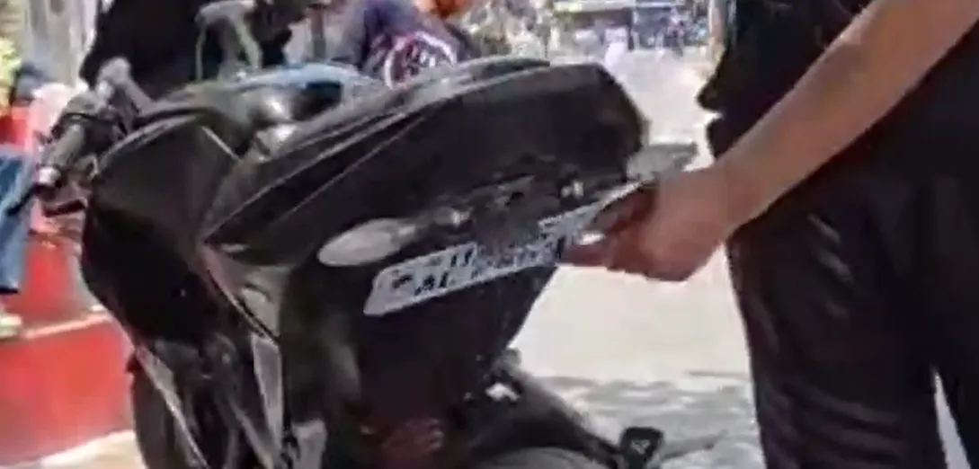 नैनीताल: Video : पुलिस की आंख में धूल झोंकने के लिए बाइक में लगाई फोल्ड होने वाली नंबर प्लेट