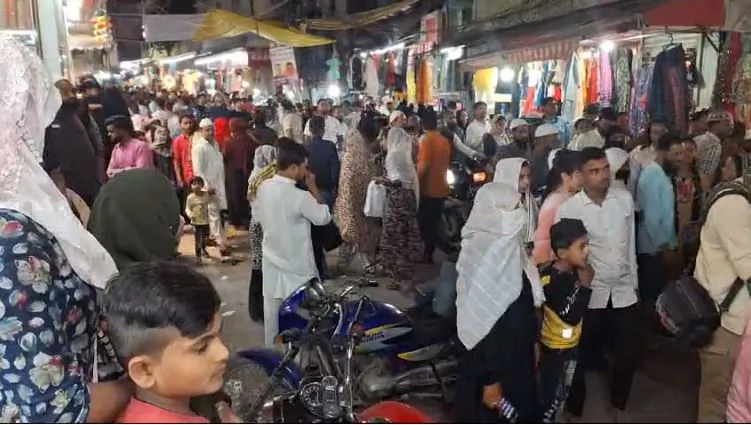 बरेली: रमजान की विदाई के साथ ईद की खुशियां छाईं, बाजार रहे गुलजार...ग्राहकों की उमड़ी भीड़