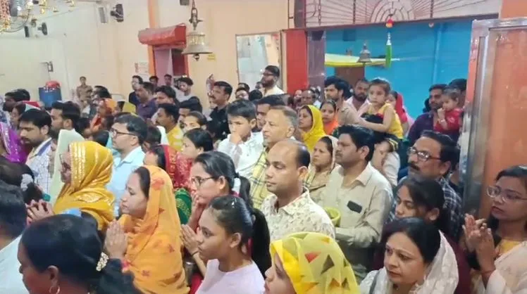 Chaitra Navratri 2024: नवरात्रि के तीसरे दिन भक्तों ने की मां चंद्रघंटा की पूजा, मंदिरों में उमड़ा आस्था का सैलाब