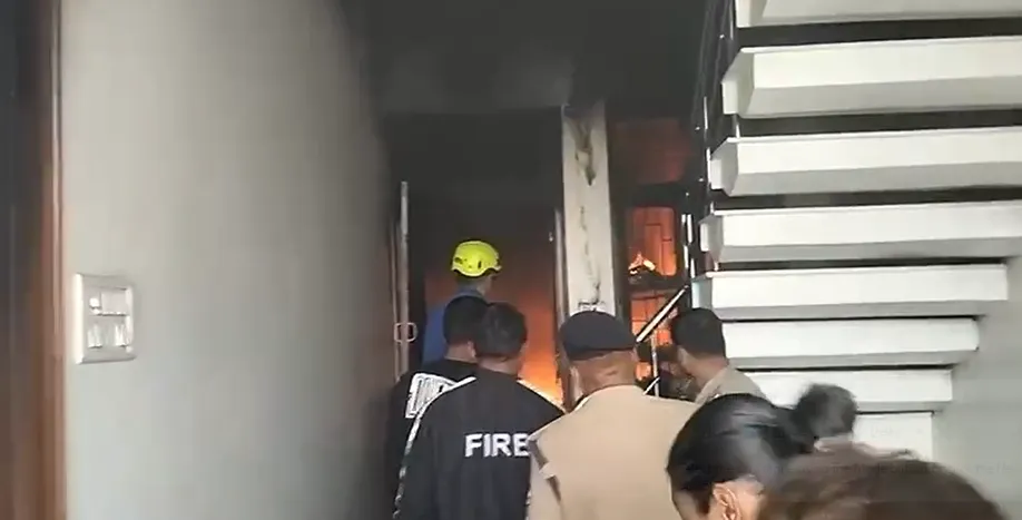 हल्द्वानी: कपड़े के गोदाम में लगी आग, दमकल ने पाया काबू, बड़ा हादसा टला