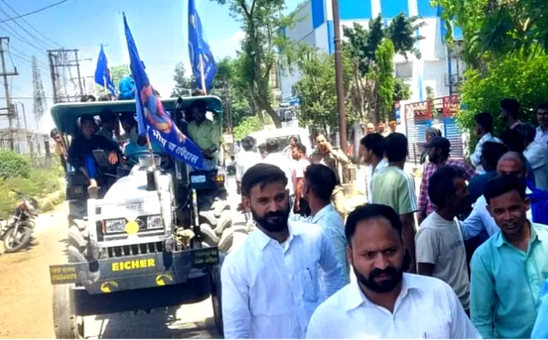 हरिद्वार: बाबा साहेब का झंडा उतार भगवा लगाने पर हुआ बवाल