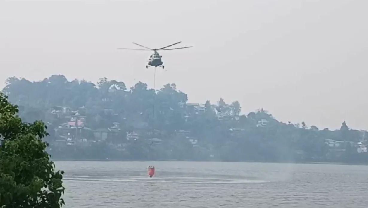 नैनीताल: Video: जंगलों की आग बुझाने को सेना ने संभाली कमान, एमआई -17 हेलीकॉप्टर की ली जा रही मदद