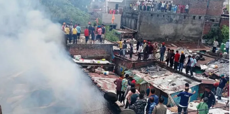 देहरादून: भीषण आग से स्वाहा हुईं 22 झोपड़ियां, मजदूरों के तांबा जलाने से हुआ हादसा