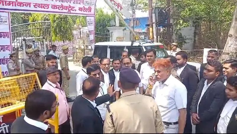 बरेली: लोकसभा चुनाव के तीसरे चरण के लिए नामांकन प्रक्रिया शुरू, बैरिकेडिंग को लेकर अधिवक्ताओं ने किया विरोध 