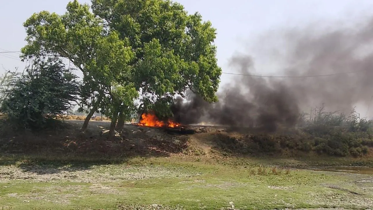 Auraiya Fire: आग लगने से धू-धू कर जलकर राख हुई कार...तेज आवाज में फटा फायर, ग्रामीण घंटों बुझाने के लिए करते रहे मशक्कत