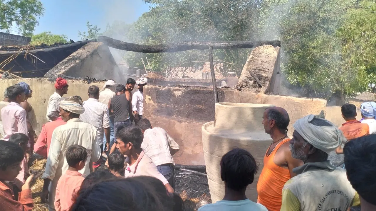 बहराइच: आग की लपटों ने तीन मकानों की गृहस्थी को किया राख, डेढ़ लाख से अधिक का नुकसान