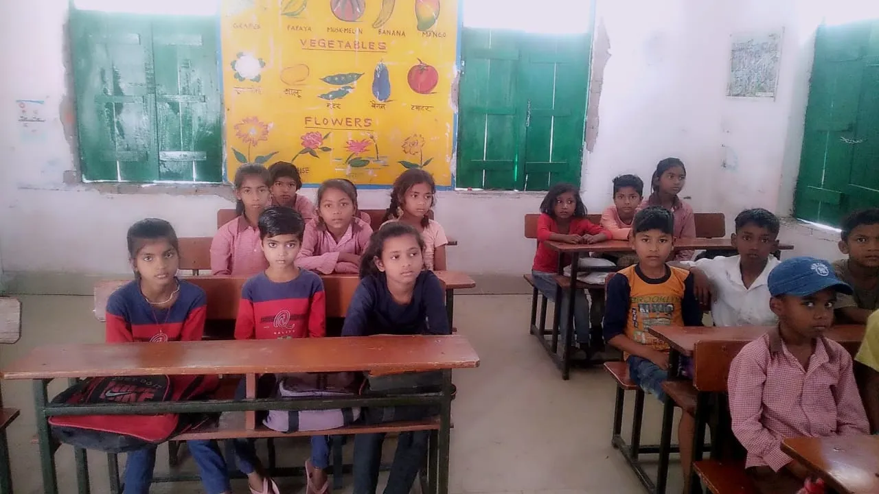 अयोध्या: भीषण गर्मी में नौनिहालों को झेलनी पड़ रही है तकलीफ, समय परिवर्तन की भरी हुंकार