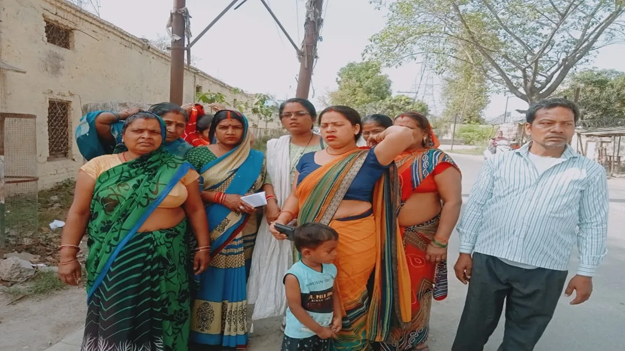 अयोध्या: सड़क चौड़ीकरण का महिलाओं ने जताया विरोध, एसडीएम को सैंपा ज्ञापन