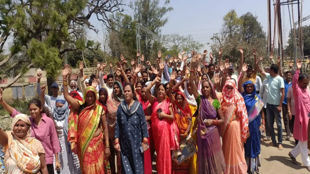 बहराइच: रेलवे ने बंद किया रस्ता तो भड़की जनता, सांसद प्रत्याशी का किया घेराव, दी यह चेतावनी