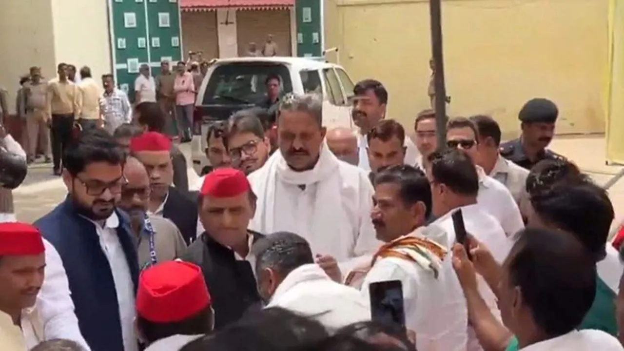 मुख्तार अंसारी के परिजनों से मिले अखिलेश यादव, कहा- हमें उम्मीद है, सरकार सच्चाई सामने लाएगी और परिवार को न्याय मिलेगा